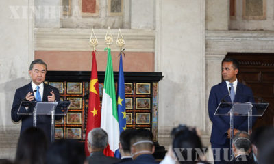 အီတလီနိုင်ငံသို့ အလည်အပတ်ရောက်ရှိနေသည့် တရုတ်နိုင်ငံနိုင်ငံတော်ကောင်စီဝင်နှင့် နိုင်ငံခြားရေးဝန်ကြီးဝမ်ရိ (ဝဲ) နှင့် အီတလီနိုင်ငံနိုင်ငံခြားရေးဝန်ကြီး Luigi Di Maioတို့ပူးတွဲ သတင်းစာရှင်းလင်းပွဲပြုလုပ်နေစဉ် (ဆင်ဟွာ)