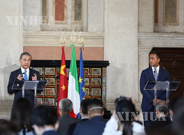 အီတလီနိုင်ငံသို့ အလည်အပတ်ရောက်ရှိနေသည့် တရုတ်နိုင်ငံနိုင်ငံတော်ကောင်စီဝင်နှင့် နိုင်ငံခြားရေးဝန်ကြီးဝမ်ရိ (ဝဲ) နှင့် အီတလီနိုင်ငံနိုင်ငံခြားရေးဝန်ကြီး Luigi Di Maioတို့ပူးတွဲ သတင်းစာရှင်းလင်းပွဲပြုလုပ်နေစဉ် (ဆင်ဟွာ)