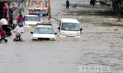 ပါကစ္စတန်နိုင်ငံ တောင်ပိုင်း ကရာချိမြို့တွင် မုတ်သုံမိုးသည်းထန်စွာ ရွာသွန်းပြီးနောက် ရေကြီးရေလျှံမှုများအကြား ဖြတ်သန်းသွားလာနေကြသည့် မော်တော်ယာဉ်များနှင့် လူများအားတွေ့ရစဉ် (ဆင်ဟွာ)