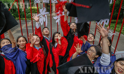 တရုတ်နိုင်ငံ ပေကျင်းမြို့တော်ရှိ ပီကင်းတက္ကသိုလ် သိပ္ပံပညာရပ်ဆိုင်ရာ ကျန်းမာရေးစင်တာ (PKUHSC) ၏ ဘွဲ့နှင်းသဘင် အခမ်းအနားတွင် ဘွဲ့ရကျောင်းသူ၊ ကျောင်းသားများအား တွေ့ရစဉ် (ဆင်ဟွာ)