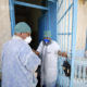 အယ်လ်ဂျီးရီးယားနိုင်ငံ ဘလီဒါပြည်နယ် Boufarik ဆေးရုံတွင် ကျန်းမာရေးဝန်ထမ်းများအား တွေ့ရစဉ် (ဆင်ဟွာ)