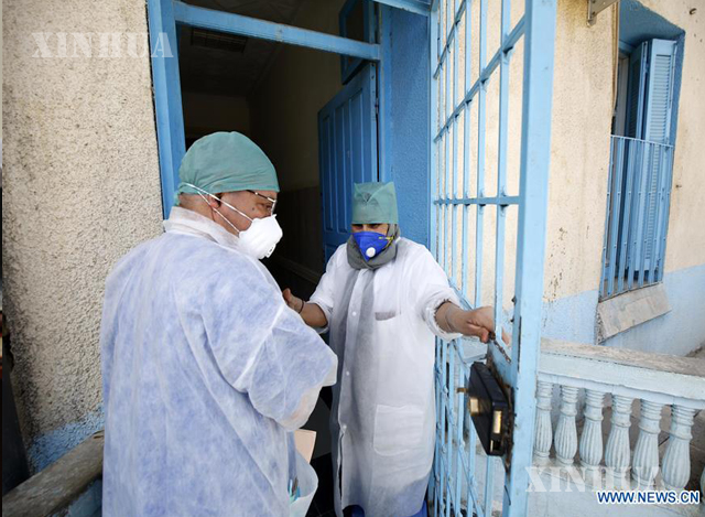 အယ်လ်ဂျီးရီးယားနိုင်ငံ ဘလီဒါပြည်နယ် Boufarik ဆေးရုံတွင် ကျန်းမာရေးဝန်ထမ်းများအား တွေ့ရစဉ် (ဆင်ဟွာ)
