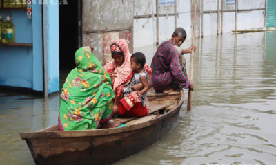 ဘင်္ဂလားဒေ့ရှ်နိုင်ငံ ဒါကာမြို့ပြင်ပ၌ ရေကြီးရေလျှံမှုကြောင့် လှေဖြင့် သွားလာသူများအား ဇူလိုင် ၂၇ ရက်က တွေ့ရစဉ်(ဆင်ဟွာ)