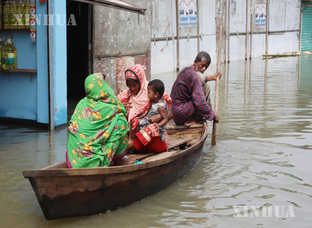 ဘင်္ဂလားဒေ့ရှ်နိုင်ငံ ဒါကာမြို့ပြင်ပ၌ ရေကြီးရေလျှံမှုကြောင့် လှေဖြင့် သွားလာသူများအား ဇူလိုင် ၂၇ ရက်က တွေ့ရစဉ်(ဆင်ဟွာ)