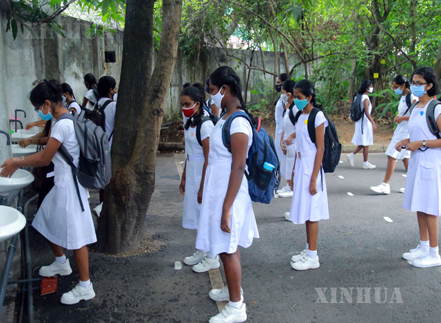 သီရိလင်္ကာ နိုင်ငံ ရှိ ကျောင်းသား များ လက်ဆေးကြောရန် တန်းစီ နေသည် ကို မြင်တွေ့ရစဉ် (ဆင်ဟွာ)