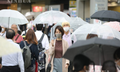 ဂျပန် နိုင်ငံ တွင် COVID-19 ရောဂါ ဖြစ်ပွားစဉ် အတွင်း နှာခေါင်းစည်း တပ်၍ သွားလာနေသူ များအား မြင်တွေ့ရစဉ်(ဆင်ဟွာ)