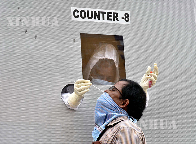 အိန္ဒိယနိုင်ငံတွင် ကိုဗစ် ရောဂါ စစ်ဆေးမှုများ ပြုလုပ်ပေးနေသည်ကို ဇူလိုင် ၃၁ ရက်က တွေ့ရစဉ်(ဆင်ဟွာ)
