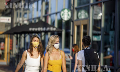 အမေရိကန်နိုင်ငံ နယူးယောက်မြို့တွင် နှာခေါင်းစည်းတပ်၍ သွားလာနေသူများအားတွေ့ရစဉ်(ဆင်ဟွာ)