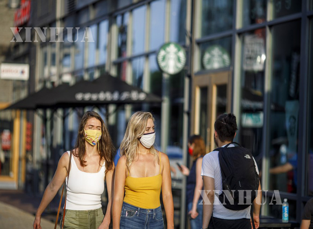 အမေရိကန်နိုင်ငံ နယူးယောက်မြို့တွင် နှာခေါင်းစည်းတပ်၍ သွားလာနေသူများအားတွေ့ရစဉ်(ဆင်ဟွာ)