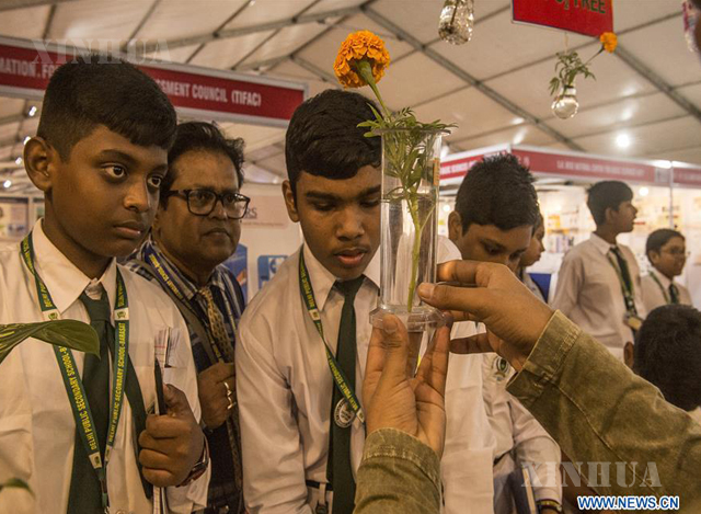 အိန္ဒိယနိုင်ငံ ကိုလ်ကတ္တားမြို့တွင် ၂၀၁၉ ခုနှစ်က ကျင်းပသည့် နိုင်ငံတကာ သိပ္ပံပွဲတော်၌ လာရောက်လေ့လာသည့် ကျောင်းသားများအား တွေ့ရစဉ် (ဆင်ဟွာ)