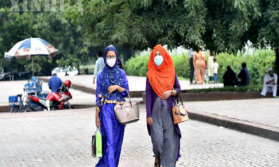 ဘင်္ဂလားဒေ့ရှ်နိုင်ငံ ဒါကာမြို့ရှိ ပန်းခြံတစ်ခုတွင် နှာခေါင်းစည်းတပ်ဆင်ကာ သွားလာနေသူများအား တွေ့ရစဉ် (ဆင်ဟွာ)