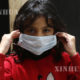 ယီမင်နိုင်ငံ ဆန်နာရာမြို့တွင် နှာခေါင်းစည်းတပ်ဆင်နေသော ကလေးငယ်တစ်ဦးအား မတ် ၁၅ ရက်က တွေ့ရစဉ် (ဆင်ဟွာ)