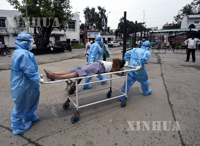 အိန္ဒိယနိုင်ငံPatna မြို့တွင် COVID-19 လူနာတစ်ဦးအား ကျန်းမာရေးဝန်ထမ်းများက သယ်ဆောင်လာသည်ကို ဇူလိုင် ၂၁ ရက်တွင် တွေ့ရစဉ်(ဆင်ဟွာ)