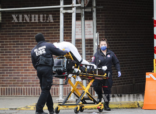 အမေရိကန်နိုင်ငံ ဘရွတ်ကလင်းဆေးရုံတွင် လူနာတစ်ဦးအား သယ်ဆောင်လာသည်ကို မေ ၁၁ ရက်ကတွေ့ရစဉ်(ဆင်ဟွာ)