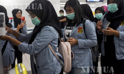 အင်ဒိုနီးရှားနိုင်ငံ ဂျကာတာမြို့ရှိ MRT ရထားဘူတာရုံတစ်ခုတွင် လက်ဆေးရန် တန်းစီနေကြသော နှာခေါင်းစည်းတပ်ဆင်ထားသော တက္ကသိုလ်ကျောင်းသူများအား မတ် ၃ ရက်ကတွေ့ရစဉ်(ဆင်ဟွာ)
