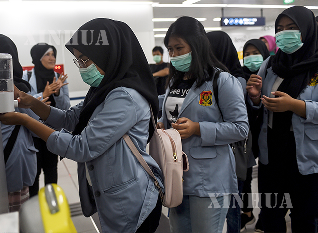 အင်ဒိုနီးရှားနိုင်ငံ ဂျကာတာမြို့ရှိ MRT ရထားဘူတာရုံတစ်ခုတွင် လက်ဆေးရန် တန်းစီနေကြသော နှာခေါင်းစည်းတပ်ဆင်ထားသော တက္ကသိုလ်ကျောင်းသူများအား မတ် ၃ ရက်ကတွေ့ရစဉ်(ဆင်ဟွာ)