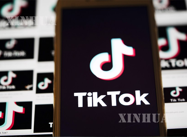 အမေရိကန်နိုင်ငံ ဗာဂျီးနီးယားပြည်နယ် အာလင်တန်မြို့ရှိ အရောင်းဆိုင်တစ်ခုတွင် တရုတ်နိုင်ငံမှ ထုတ်လုပ်သော Tik Tok အက်ပလီကေးရှင်းအား ဖုန်းမျက်နှာပြင်တွင် တင်ထားသည်ကို တွေ့ရစဉ်(ဆင်ဟွာ)
