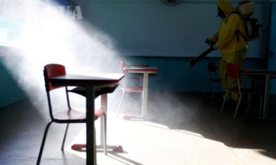 ဘရာဇီးနိုင်ငံ ဘရာဇီးလီယားမြို့ရှိစာသင်ကျောင်းတစ်ကျောင်းတွင် ပိုးသတ်ဆေးဖျန်းနေသူတစ်ဦးအားတွေ့ရစဉ် (ဆင်ဟွာ)