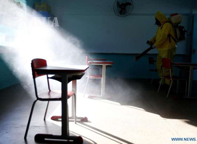 ဘရာဇီးနိုင်ငံ ဘရာဇီးလီယားမြို့ရှိစာသင်ကျောင်းတစ်ကျောင်းတွင် ပိုးသတ်ဆေးဖျန်းနေသူတစ်ဦးအားတွေ့ရစဉ် (ဆင်ဟွာ)
