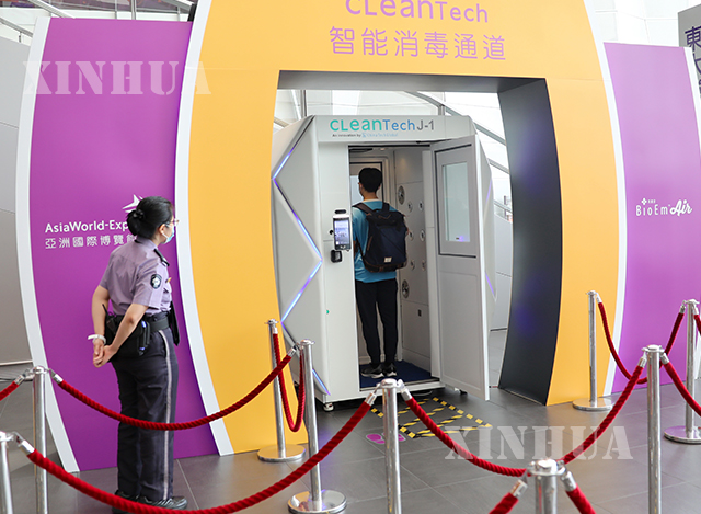 တရုတ်နိုင်ငံ ဟောင်ကောင် အထူးအုပ်ချုပ်ခွင့်ရဒေသ၏ AsiaWorld-Expoအဝင် Intelligent disinfection channelအား ဩဂုတ် ၁ ရက်က တွေ့ရစဉ် (ဆင်ဟွာ)