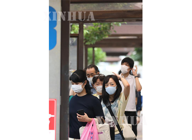 ဂျပန် နိုင်ငံ တွင် COVID-19 ရောဂါ ဖြစ်ပွားစဉ် အတွင်း လူများ နှာခေါင်းစည်း တပ်၍ သွားလာနေသည် ကို မြင်တွေ့ရစဉ်(ဆင်ဟွာ)