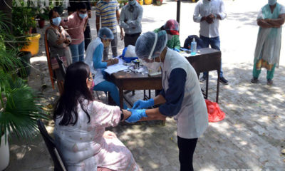 အိန္ဒိယနိုင်ငံ နယူးဒေလီမြို့ရှိ COVID-19 စစ်ဆေးရေးအတွက် သွေးရည်ကြည်လေ့လာမှုအတွင်း စာသင်ကျောင်းတစ်ကျောင်းတွင် ဒေသခံတစ်ဦးထံမှ သွေးနမူများ စုဆောင်းနေသည့် ကျန်းမာရေးဝန်ထမ်းတစ်ဦးအား တွေ့ရစဉ် (ဆင်ဟွာ)