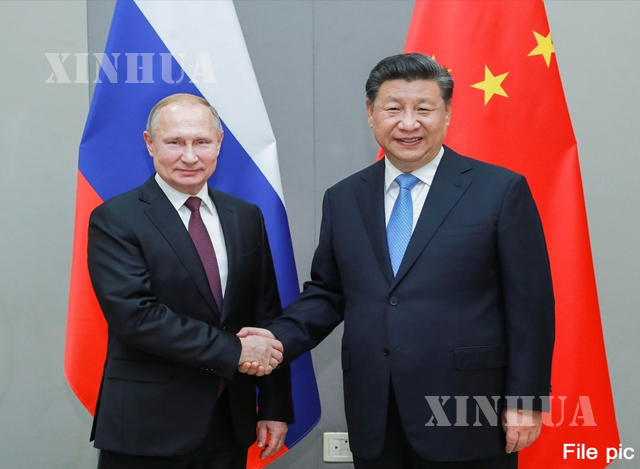 တရုတ်နိုင်ငံသမ္မတ ရှီကျင့်ဖိန် နှင့် ရုရှားနိုင်ငံသမ္မတ ဗလာတီမာပူတင်တို့ လက်ဆွဲနှုတ်ဆက်နေစဉ်(ဆင်ဟွာ)