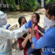 အိန္ဒိယနိုင်ငံ နယူးဒေလီမြို့တွင် မိန်းကလေးငယ်တစ်ဦးထံမှ COVID-19 စစ်ဆေးစမ်းသပ်မှုအတွက် နှာခေါင်းတို့ဖတ်နမူနာ ရယူနေစဉ် (ဆင်ဟွာ)