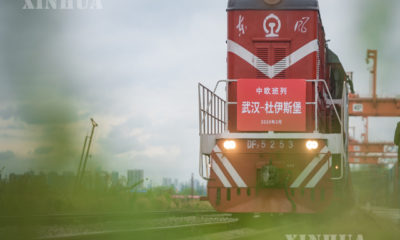 ဂျာမနီနိုင်ငံ ဂျူးရစ်ဘာ့ဂ်မြို့သို့ မောင်းနှင်သွားမည့် တရုတ်-ဥရောပ ကုန်ရထားကြီး X8015 တရုတ်နိုင်ငံ ဝူဟန့်မြို့မှ စတင်ထွက်ခွာသွားလာသည်ကို မတ် ၂၈ ရက်က တွေ့ရစဉ်(ဆင်ဟွာ)