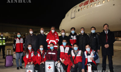 အီတလီနိုင်ငံ ရောမမြို့တွင် ကပ်ရောဂါတိုက်ဖျက်ရေး အကူအညီပေးရန် လာရောက်သည့် တရုတ်နိုင်ငံ ဆေးပညာရှင်အဖွဲ့အား မတ် ၁၂ ရက်က တွေ့ရစဉ် (ဆင်ဟွာ)