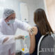 ရုရှားနိုင်ငံ မြို့တော်မော်စကိုတွင် ဆေးဝန်ထမ်းက စေတနာ့ဝန်ထမ်းတစ်ဦးအား ကာကွယ်ဆေးထိုးပေးနေသည်ကို စက်တင်ဘာ ၁၅ ရက်က တွေ့ရစဉ်(ဆင်ဟွာ)
