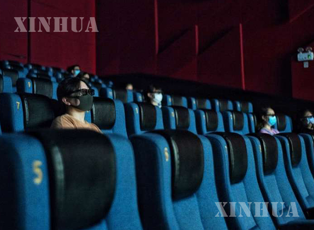 တရုတ်နိုင်ငံ ပေကျင်းမြို့ရှိ Capital Cinema (Xidan ရုံခွဲ) တွင် ရုပ်ရှင်ကြည့်ရှုသူများကို တွေ့ရစဉ် (ဆင်ဟွာ)