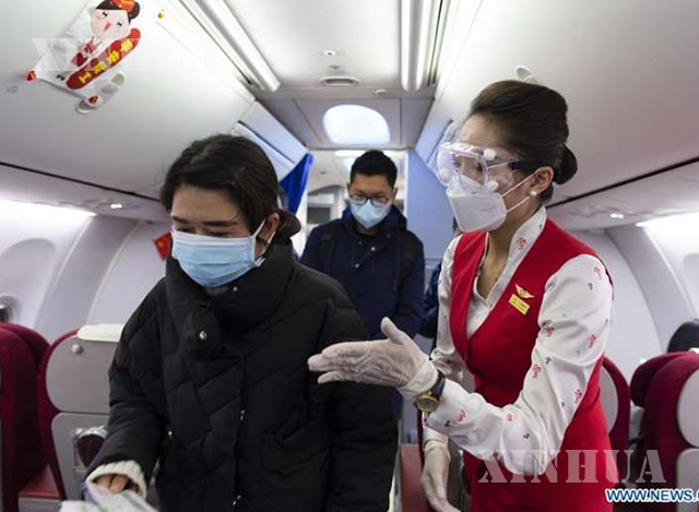 တရုတ်နိုင်ငံ အလယ်ပိုင်း ဟူပေပြည်နယ် Xiangyang မြို့ရှိ Liuji လေဆိပ်ရှိ လေယာဉ်တစ်စင်းပေါ်တွင် လိုက်ပါမည့် ခရီးသည်များအား နေရာချပေးနေသည်ကို တွေ့ရစဉ် (ဆင်ဟွာ)