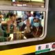 တရုတ်နိုင်ငံ ဝူဟန့်မြို့မှ စတင်ထွက်ခွာလာသော ခရီးသွား ရထားကြီးပေါ်တွင်လိုက်ပါလာကြသူများ အားတွေ့ရစဉ်( အင်တာနက်)