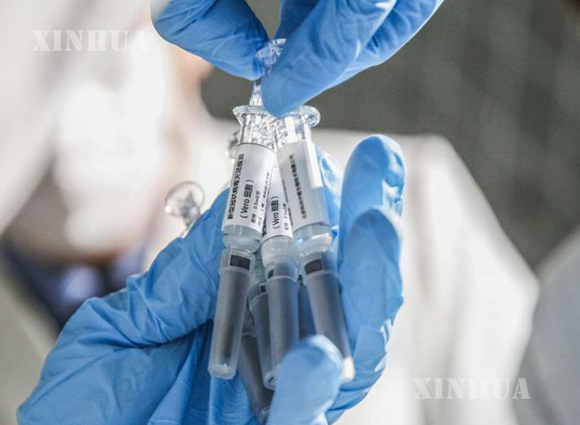 တရုတ်နိုင်ငံ ပေကျင်းမြို့တော်ရှိ Sinovac Biotech Ltd., ၌ ဝန်ထမ်းတစ်ဦးက COVID-19 ကာကွယ်ဆေး (inactivated vaccine) နမူနာကို ပြသနေစဉ် (ဆင်ဟွာ)