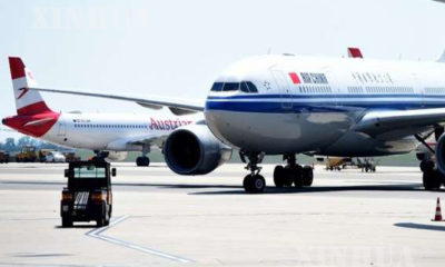 ဩစတြီးယားနိုင်ငံ ဗီယင်နာ အပြည်ပြည်ဆိုင်ရာလေဆိပ်သို့ ဆိုက်ရောက်လာသည့် ပေကျင်းမြို့မှ Air China လေကြောင်းခရီးစဉ် CA841 အား ဩဂုတ် ၈ ရက်က တွေ့ရစဉ် (ဆင်ဟွာ)