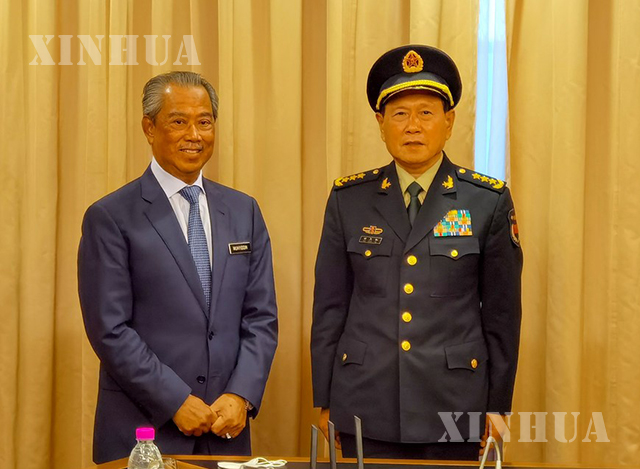 မလေးရှားနိုင်ငံဝန်ကြီးချုပ် မူယီဒင်ယာဆင်(ဝဲ) နှင့် တရုတ်နိုင်ငံကာကွယ်ရေးဝန်ကြီး Wei Fenghe (ယာ) တို့အား အတူတကွတွေ့ရစဉ်(ဆင်ဟွာ)