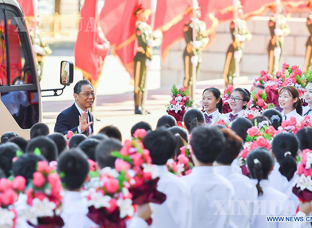 တရုတ်နိုင်ငံ၏ အမြင့်ဆုံးဂုဏ်ထူးဆောင်ဆု (Medal of the Republic) ချီးမြှင့်ခံရသူ Zhong Nanshan ပြည်သူ့ခန်းမဆောင်ကြီးသို့ ရောက်ရှိလာစဉ် (ဆင်ဟွာ)