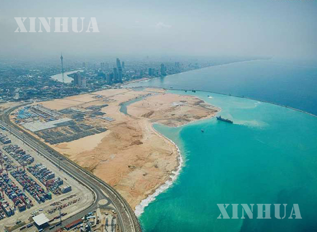သီရိလင်္ကာနိုင်ငံကိုလံဘိုမြို့ရှိကိုလံဘိုဆိပ်ကမ်းမြို့ စီမံကိန်းတည်ဆောက်နေသည်ကိုတွေ့ရစဉ် (XINHUA/CHEC Port City Colombo (Pvt) Ltd)
