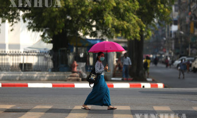 ရန်ကုန်မြို့၌ နှာခေါင်းစည်း တပ်ဆင်သွားလာသူ တစ်ဦးအား တွေ့ရစဉ်(ဆင်ဟွာ)