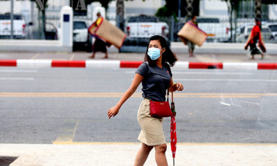 ရန်ကုန်မြို့၌ နှာခေါင်းစည်း တပ်ဆင် သွားလာသူတစ်ဦးအား တွေ့ရစဉ်(ဆင်ဟွာ)