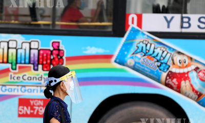 ရန်ကုန်မြို့၌ နှာခေါင်းစည်းနှင့် မျက်နှာအကာအကွယ်များ တပ်ဆင်သွားလာသူ တစ်ဦးအား တွေ့ရစဉ်(ဆင်ဟွာ)
