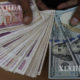မြန်မာကျပ်ငွေ နှင့် အမေရိကန်ဒေါ်လာအား တွေ့ရစဉ် (ဆင်ဟွာ)