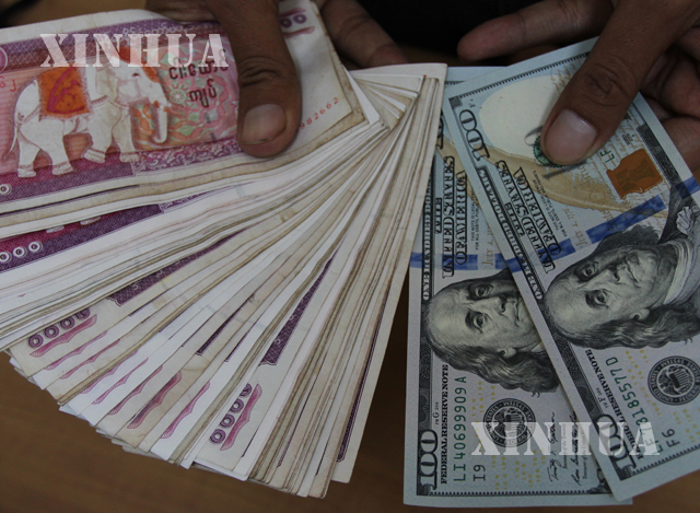 မြန်မာကျပ်ငွေ နှင့် အမေရိကန်ဒေါ်လာအား တွေ့ရစဉ် (ဆင်ဟွာ)