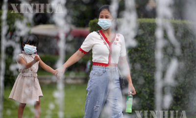 ရန်ကုန်မြို့၌ နှာခေါင်းစည်းနှင့် မျက်နှာအကာအကွယ်များ တပ်ဆင်သွားလာသူများအား တွေ့ရစဉ်(ဆင်ဟွာ)