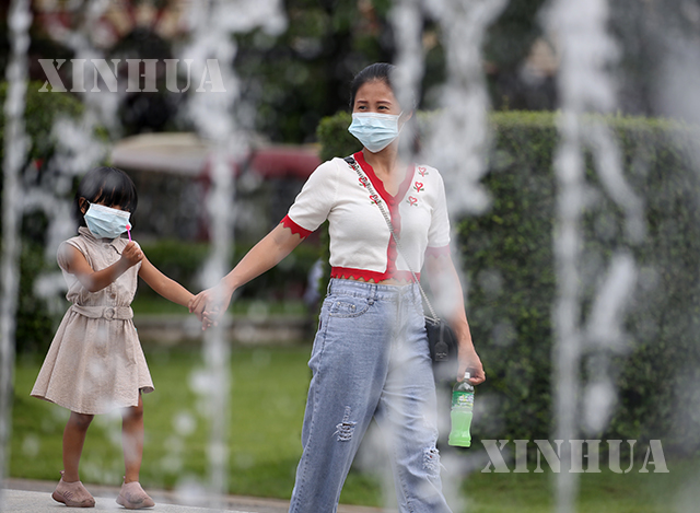 ရန်ကုန်မြို့၌ နှာခေါင်းစည်းနှင့် မျက်နှာအကာအကွယ်များ တပ်ဆင်သွားလာသူများအား တွေ့ရစဉ်(ဆင်ဟွာ)