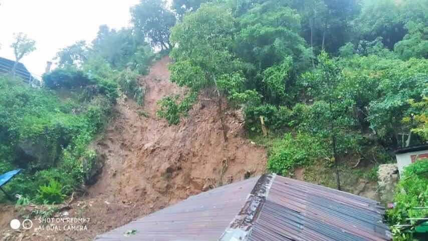 မိုးကုတ်မြို့နယ်အတွင်း မိုးသည်းထန်စွာရွာသွန်းပြီး မြေပြိုကျမှုများအား တွေ့ရစဉ် ( ဓာတ်ပုံ- မီးသတ်ဦးစီးဌာန)