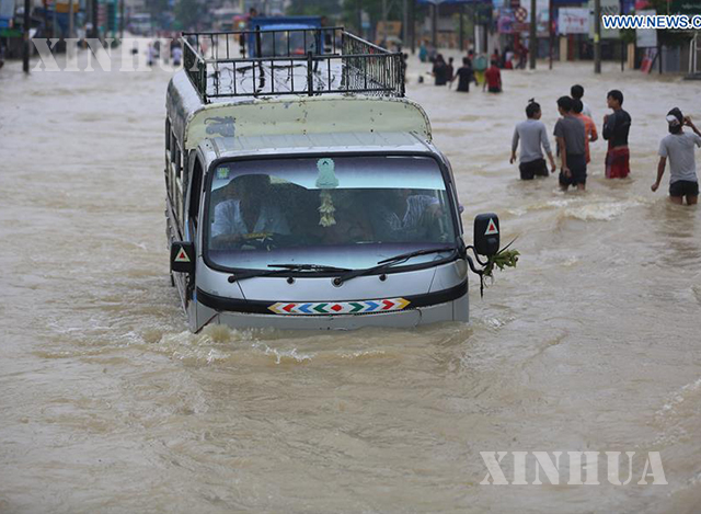 ပဲခူးတိုင်းဒေသကြီးတွင် ၂၀၁၈ ခုနှစ် ၌ မိုးသည်းထန်စွာရွာသွန်းပြီးနောက် ရေကြီးရေလျှံမှုဖြစ်ပေါ်နေစဉ် (ဆင်ဟွာ)