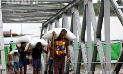 ရန်ကုန် ဆိပ်ကမ်း ၌ ဆန်အိတ်များသယ်ဆောင်နေသောအလုပ်သမားများအားတွေ့ရစဉ်(ဆင်ဟွာ)