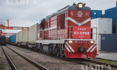 တရုတ်-ဥရောပကုန်စည်ရထားတစ်စင်းကို တွေ့ရစဉ် (ဆင်ဟွာ)